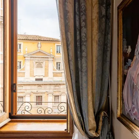 Iflat Golden Gem In Trevi Rom